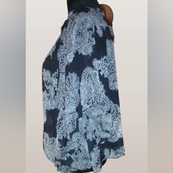 Black and white floral blouse - Picture 5 of 6